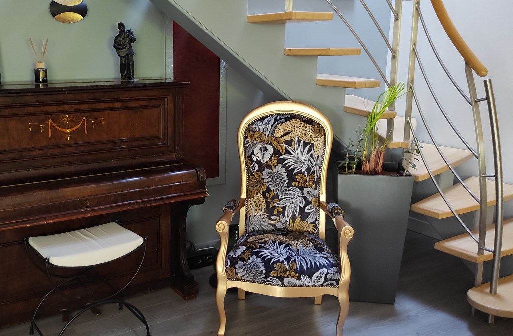 Fauteil voltaire, réfection de fauteuil, cours de réfection de fauteuil, cours de tapisserie d'ameublement, atelier réfection de fauteuil, rénovation siège, rénovation fauteuil, DIY