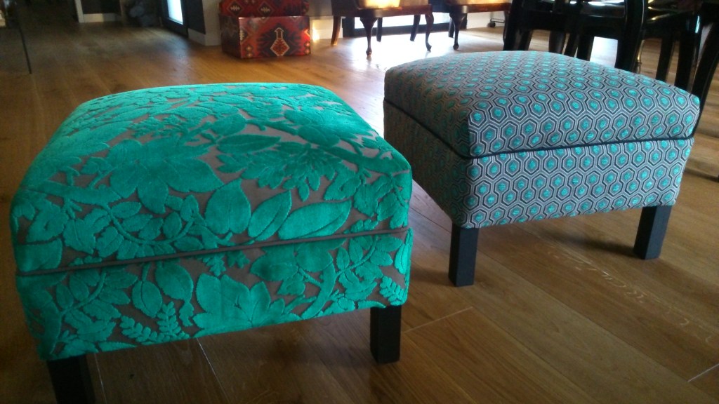 Poufs modernes, réfection de fauteuil, cours de réfection de fauteuil, cours de tapisserie d'ameublement,  atelier réfection de fauteuil, rénovation siège, rénovation fauteuil, DIY