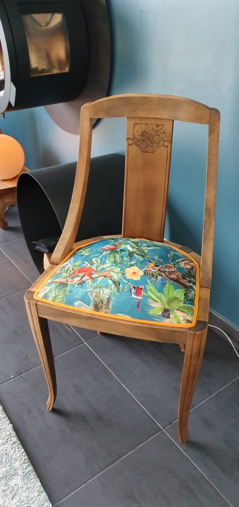 chaise année 30, réfection de fauteuil, cours de réfection de fauteuil, cours de tapisserie d'ameublement,  atelier réfection de fauteuil, rénovation siège, rénovation fauteuil, DIY