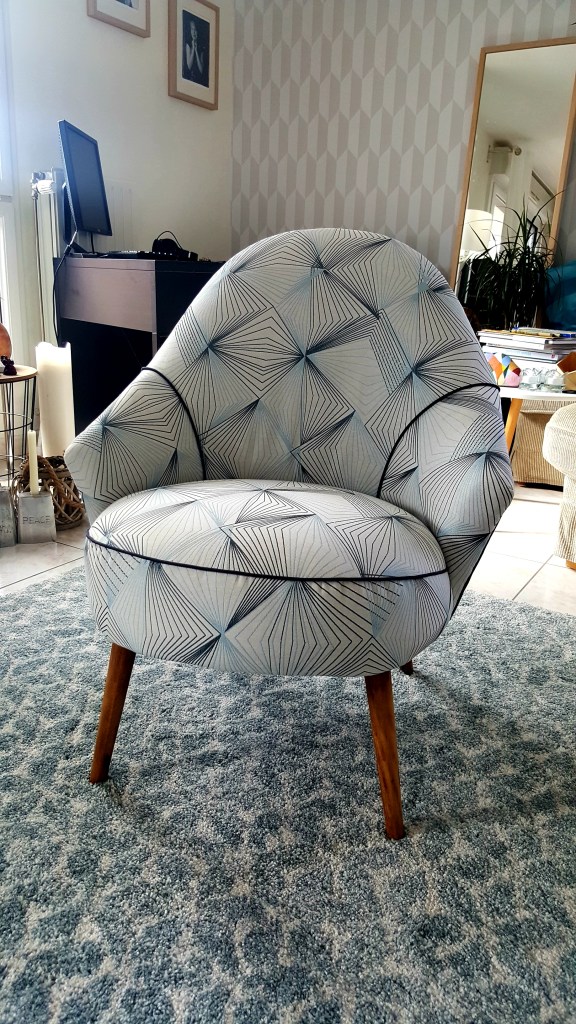 Fauteuil pieds compas année 50, réfection de fauteuil, cours de réfection de fauteuil, cours de tapisserie d'ameublement,  atelier réfection de fauteuil, rénovation siège, rénovation fauteuil, DIY