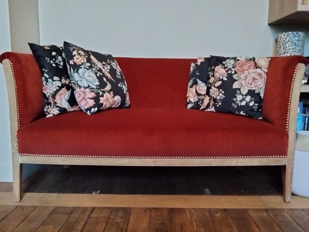 Banquette style directoire, réfection de fauteuil, cours de réfection de fauteuil, cours de tapisserie d'ameublement,  atelier réfection de fauteuil, rénovation siège, rénovation fauteuil, DIY
