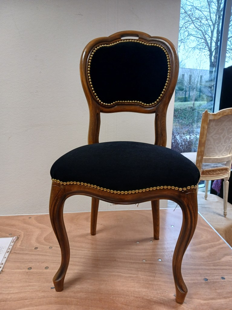 Chaise Louis Philippe, réfection de fauteuil, cours de réfection de fauteuil, cours de tapisserie d'ameublement,  atelier réfection de fauteuil, rénovation siège, rénovation fauteuil, DIY