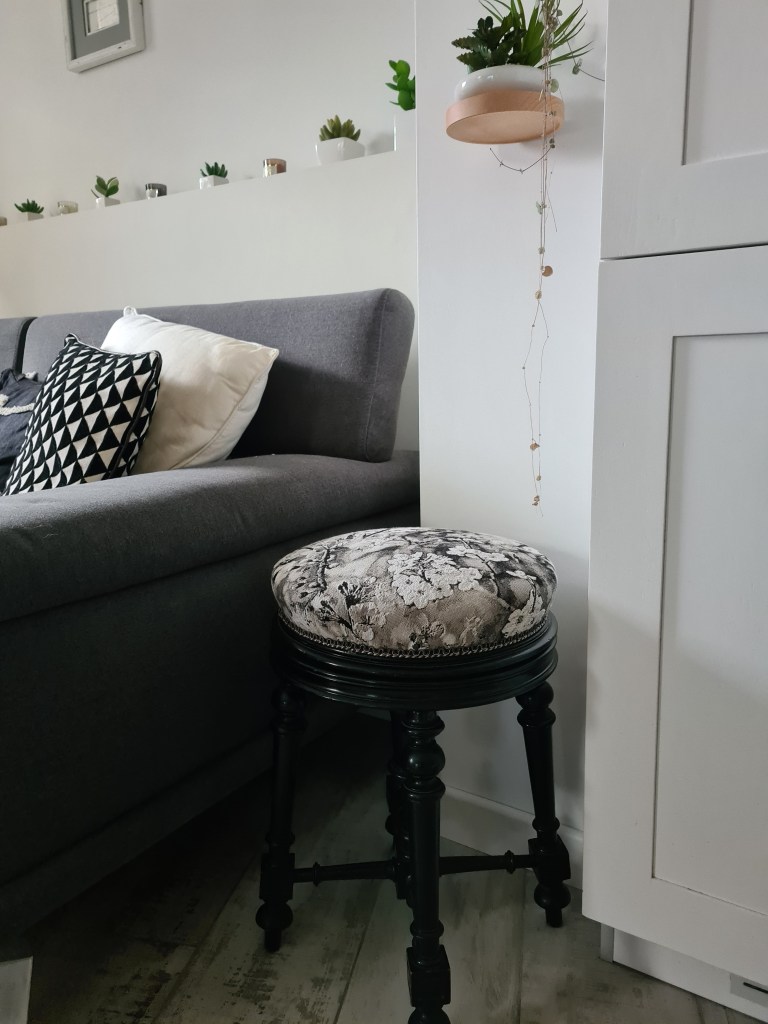 Tabouret de piano, réfection de fauteuil, cours de réfection de fauteuil, cours de tapisserie d'ameublement,  atelier réfection de fauteuil, rénovation siège, rénovation fauteuil, DIY