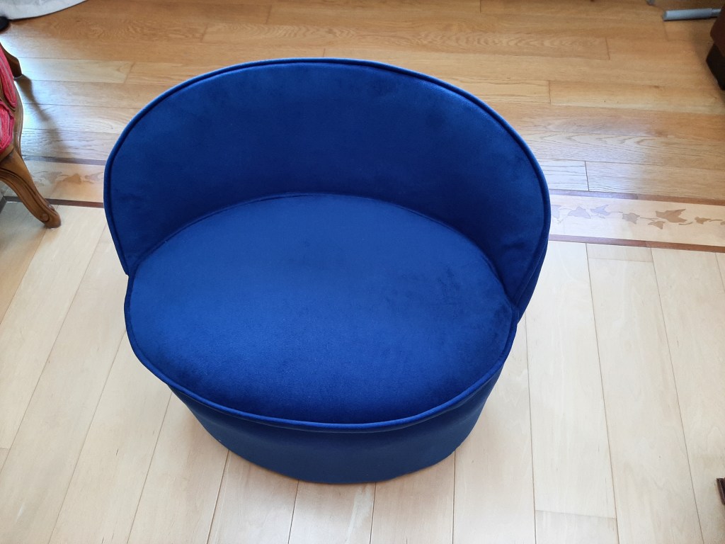 Petit fauteuil tonneau, réfection de fauteuil, cours de réfection de fauteuil, cours de tapisserie d'ameublement,  atelier réfection de fauteuil, rénovation siège, rénovation fauteuil, DIY