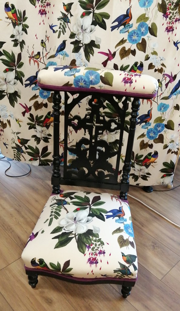 Prie Dieu, réfection de fauteuil, cours de réfection de fauteuil, cours de tapisserie d'ameublement,  atelier réfection de fauteuil, rénovation siège, rénovation fauteuil, DIY