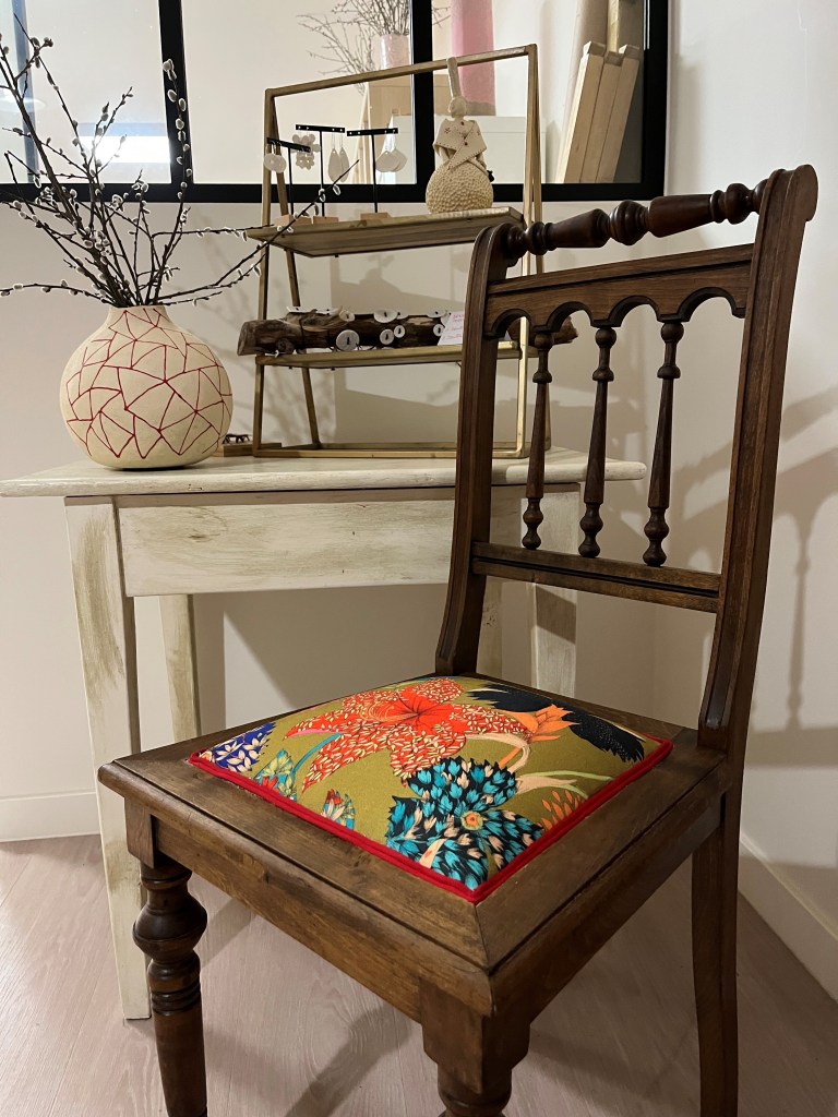 Chaise dossier à barreaux, réfection de fauteuil, cours de réfection de fauteuil, cours de tapisserie d'ameublement,  atelier réfection de fauteuil, rénovation siège, rénovation fauteuil, DIY