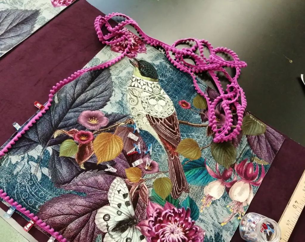 machine à coudre, coussin, passepoil, coussin décoratif, cours de couture, couturière, couture ameublement, déco, couture main, couture maison, DIY