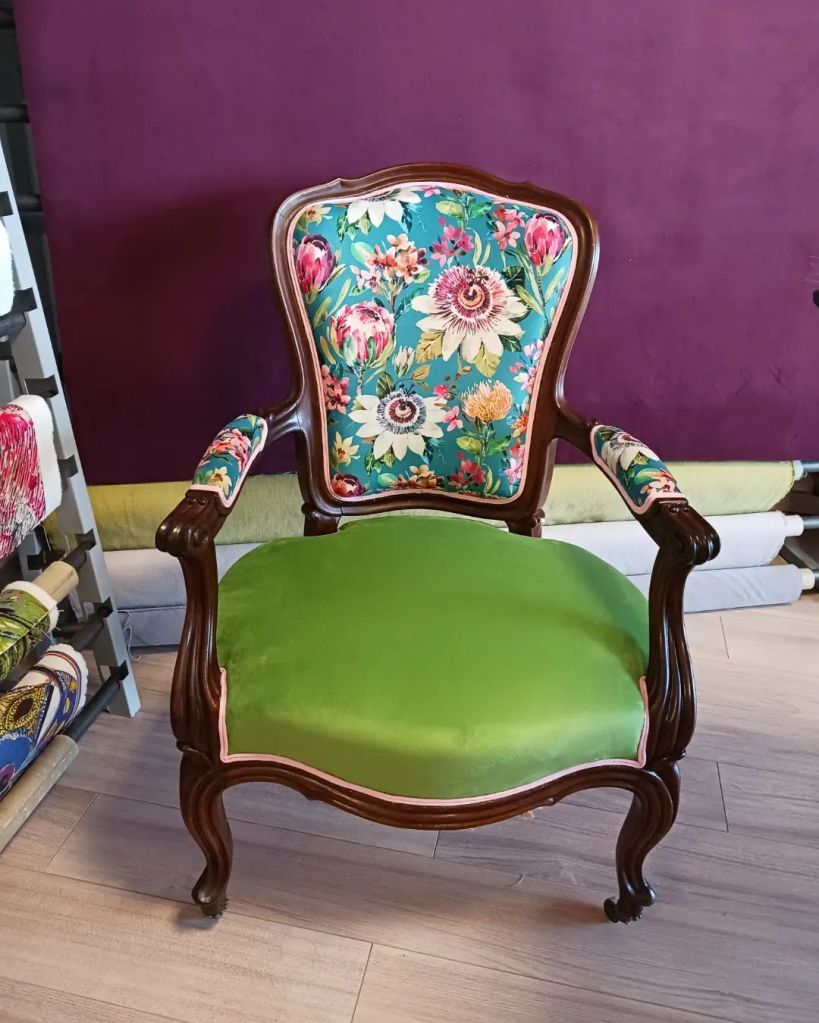 Fauteuil cabriolet Louis Philippe, réfection de fauteuil, cours de réfection de fauteuil, cours de tapisserie d'ameublement, atelier réfection de fauteuil, rénovation siège, rénovation fauteuil, DIY