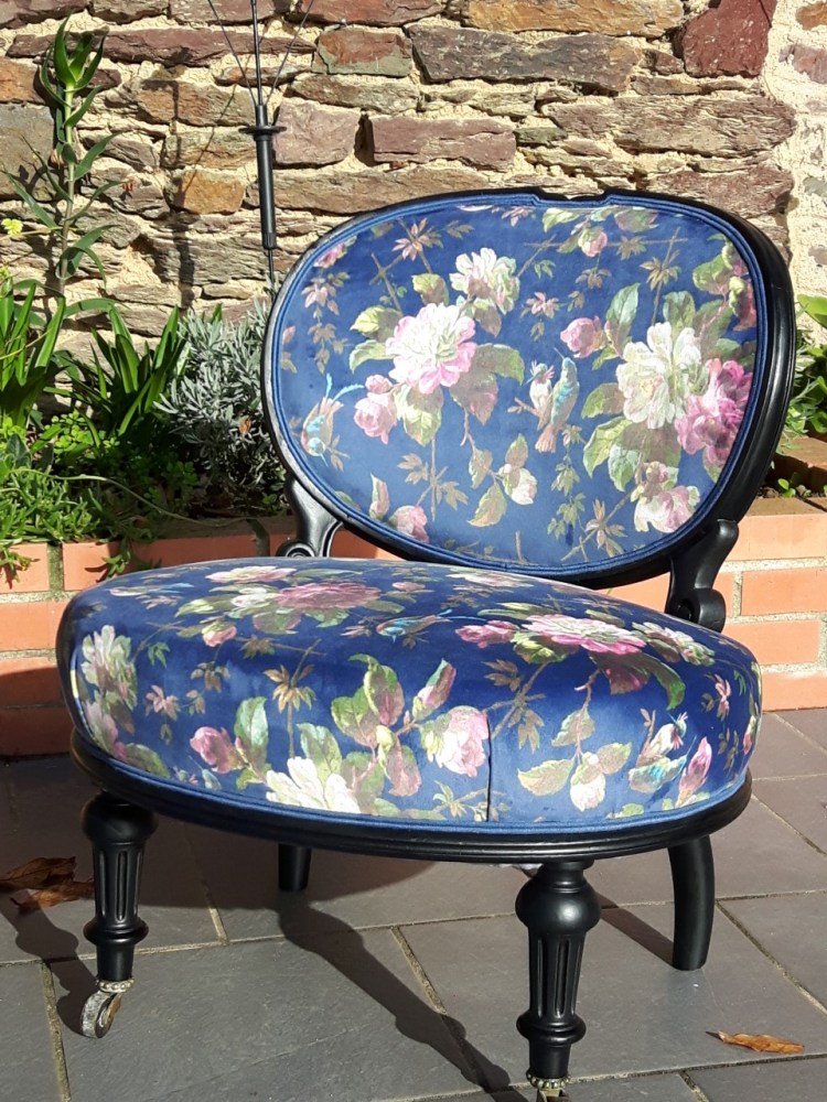 Chauffeuse Napoléon III, réfection de fauteuil, cours de réfection de fauteuil, cours de tapisserie d'ameublement,  atelier réfection de fauteuil, rénovation siège, rénovation fauteuil, DIY