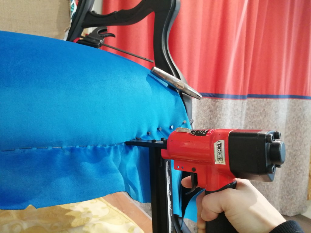 aupholstery, tapisserie d'ameublement, agrafage , agrafeuse, agrafeuse professionnelle, pose de tissu, ramponneau.