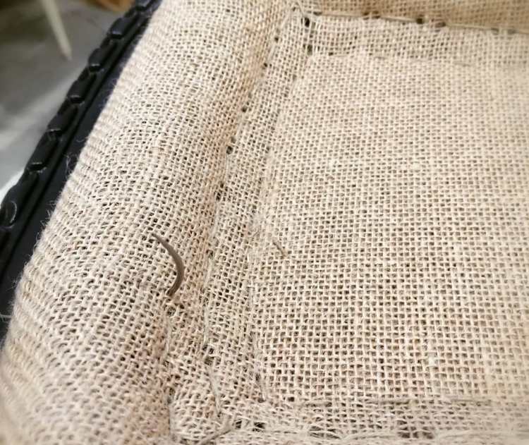 upholstery, tapissier, points de piquage, carrelet courbe, ficelle à piquer, toile de jute, toile forte.