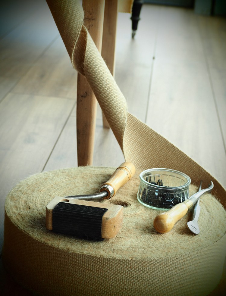 tapisserie d'ameublement, réfection de fauteuil, atelier de réfection de fauteuil, cours de réfection de fauteuil, atelier de rénovation de fauteuil.