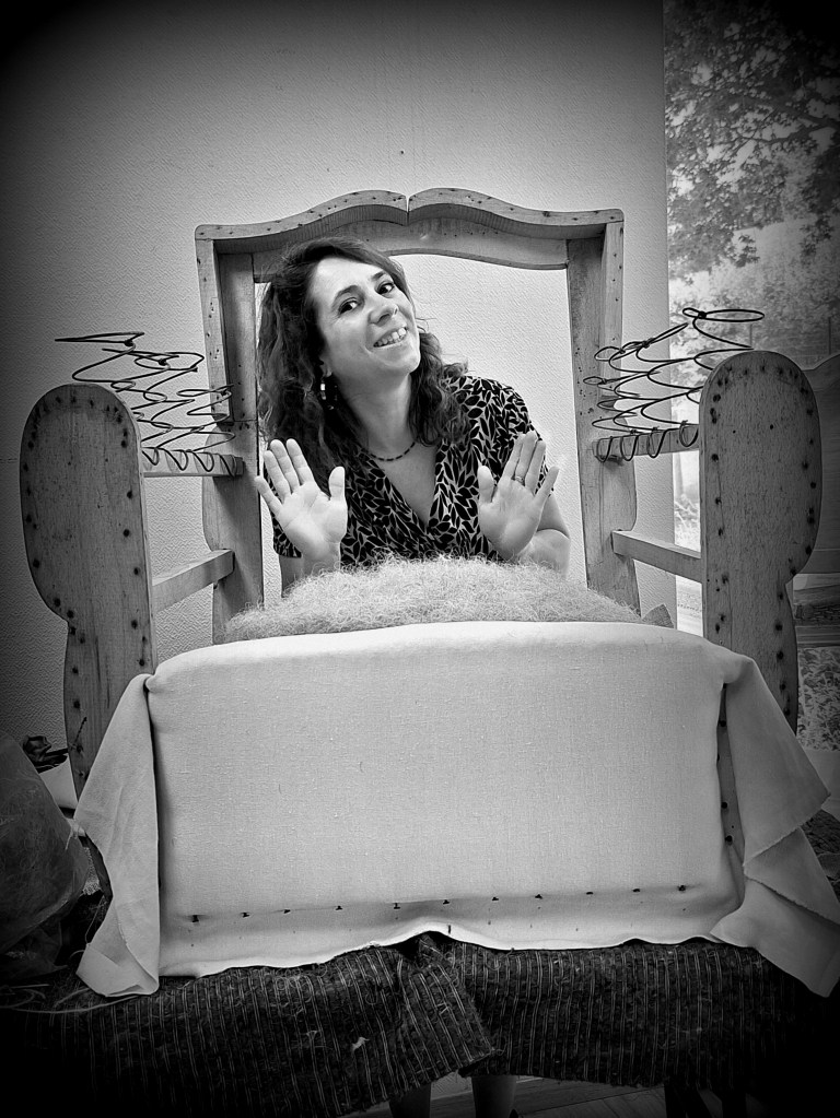 Lydie TALAMO, tapissier d'ameublement, décoratrice, professeur tapisserie d'ameublement, professseur réfection de fauteuil, atelier réfection de fauteuil, atelier rénovation de fauteuil, couturière, rénover, DIY