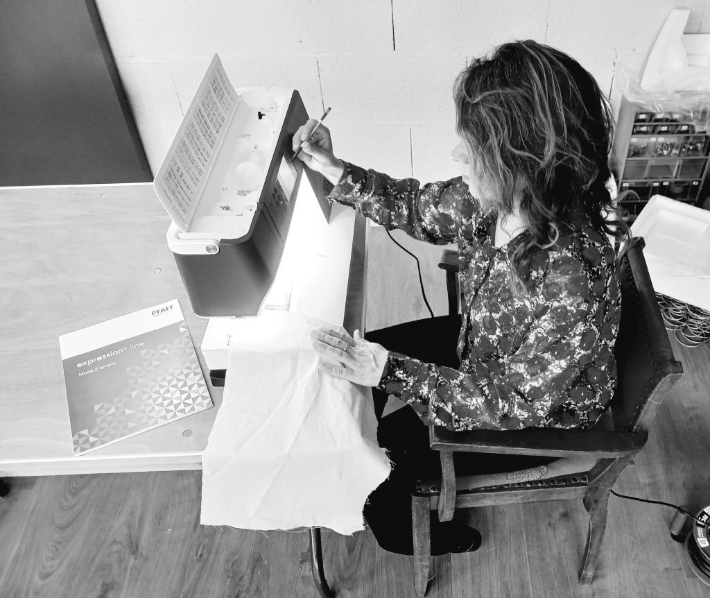 Cours de couture, couture décor, couturière, tapisserie d'ameublement, DIY, couture maison, couture ameublement, machine à coudre, couture main, point cachés