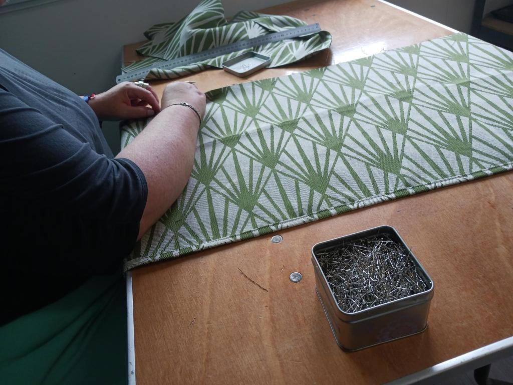 Couture, couture ameublement, couture décor, coussin avec passepoil, banquette, banquette de cuisine, banquette avec passepoil, DIY, couture maison, cours de couture, paravent, couture droite, ourlet.